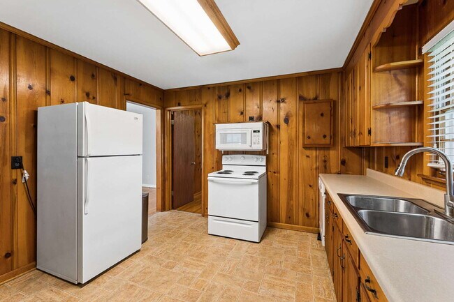 Building Photo - "Charming 3-Bedroom Retreat with Spacious Living in Murfreesboro!"