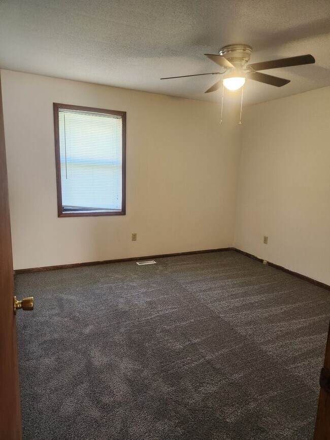Building Photo - 413 N Ridgeview Dr