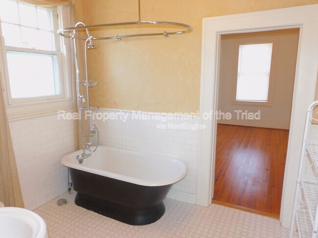 Building Photo - 1224 Glade St NW