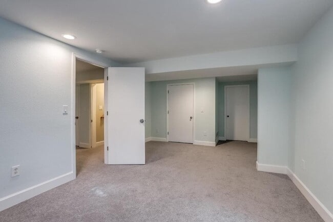 Building Photo - 3149 Oak Cir N