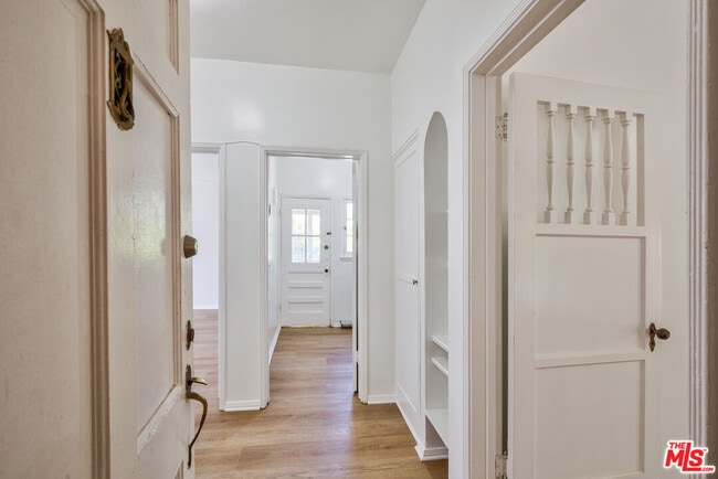 Building Photo - 203 S Doheny Dr