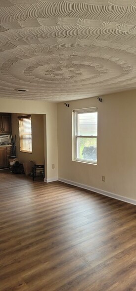 Building Photo - 3556 Riverside Dr