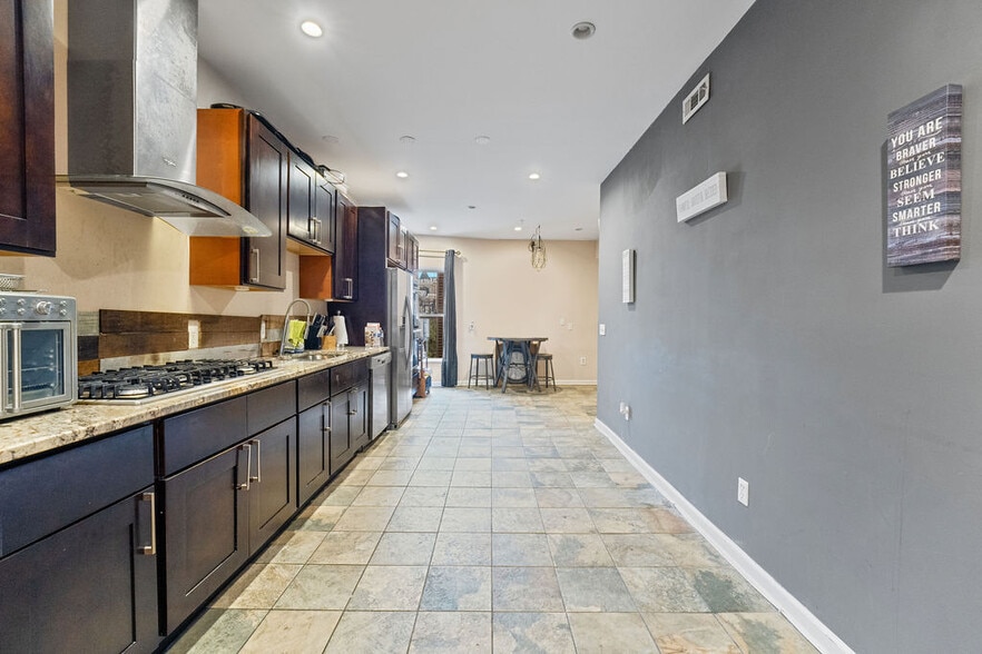 Building Photo - 2124 Bolton St