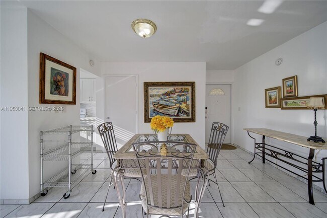 Building Photo - 2855 NE 30th St