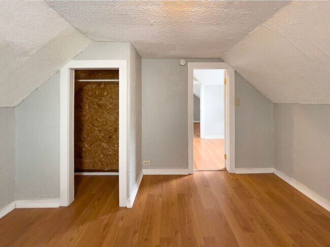 Building Photo - *AVAILABLE NOW!* Cozy Three Bedroom Home!