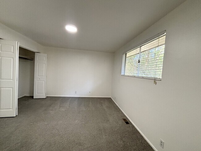 Building Photo - 2243 Aspen Hills Dr