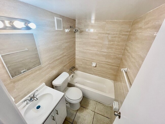 Building Photo - Renovated 1b1b for rent NOW