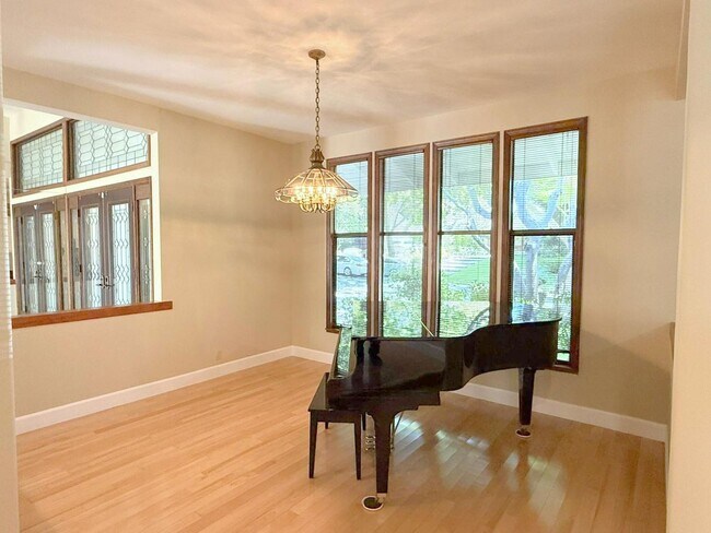 Building Photo - Sprawling ranch home located in highly des...