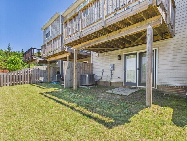 Building Photo - 1405 Kerr Dr