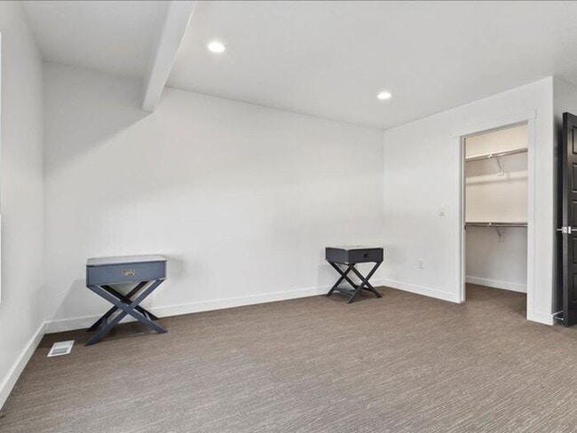 Building Photo - West Joran 3 bed 2 bath family home