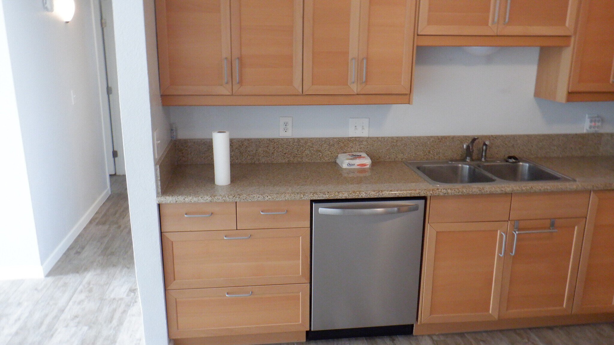 Building Photo - 712 N Santa Barbara #16