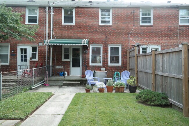 Building Photo - 1622 Hardwick Rd