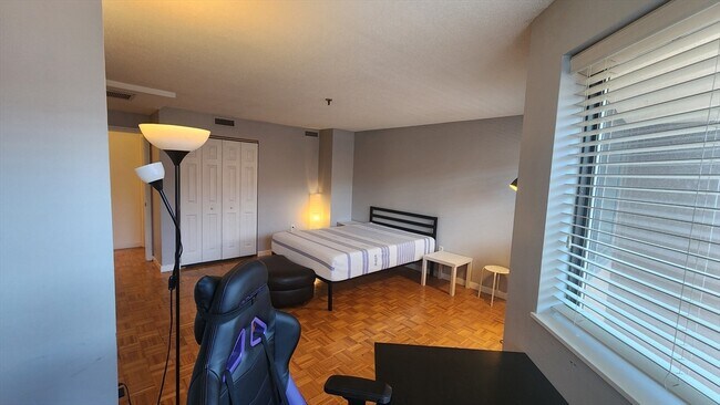 Building Photo - 147 Kelton St