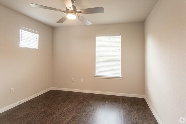 Building Photo - 3300 Oak Creek Dr