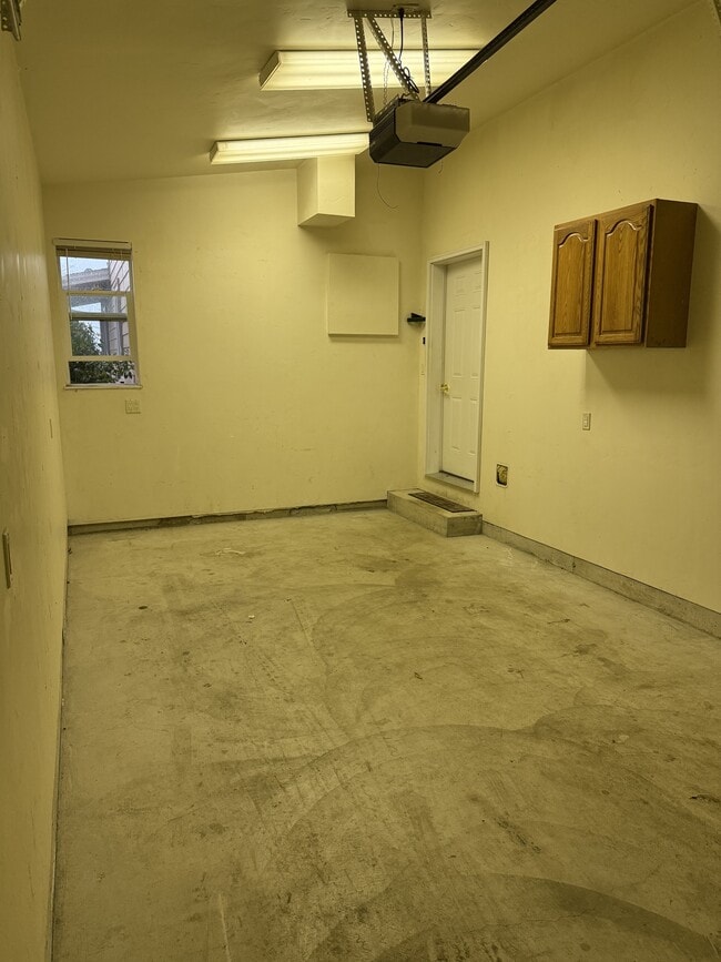 Building Photo - 111 E Driftwood Circle East