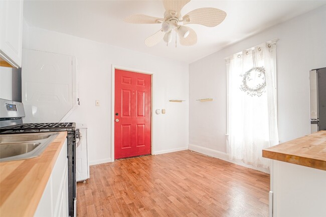 Building Photo - 2 Bigelow St