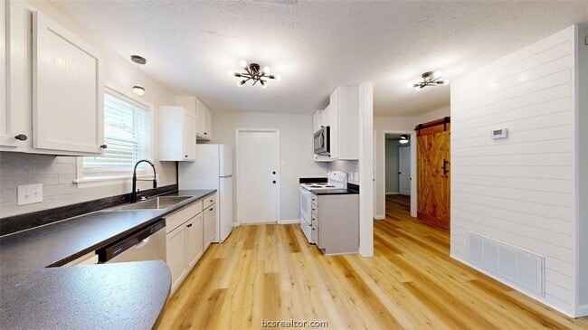 Building Photo - 1112 Airline Dr