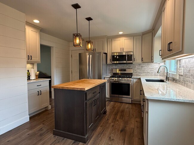 Building Photo - 4 bedroom 2.5 bath near Lake Shawnee