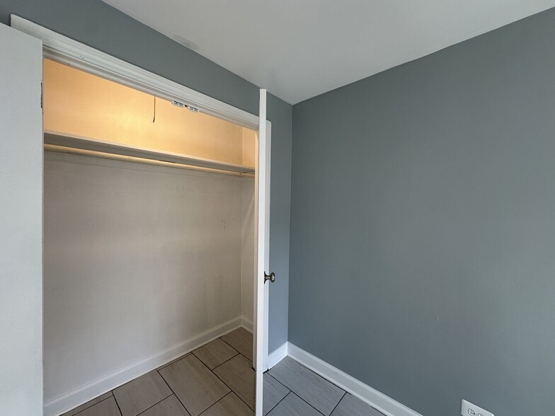 Building Photo - 6719 N California Ave