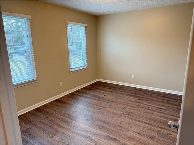 Building Photo - 2500 Foxglove Dr SW