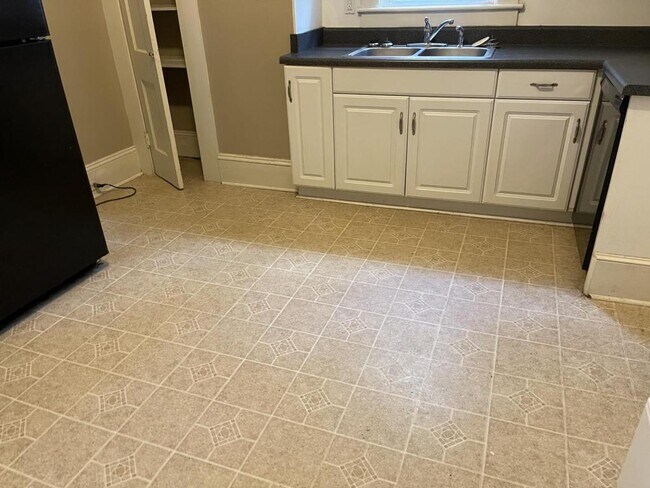 Building Photo - 220-A N. Cedar St.