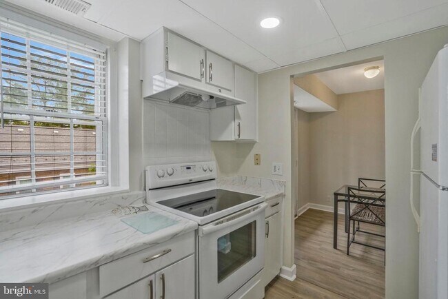 Building Photo - 2961 S Columbus St