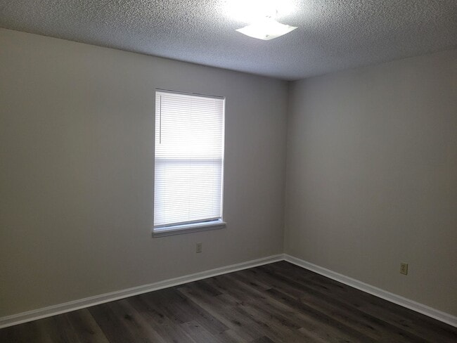 Building Photo - $1200 - 2/2 - Jefferson Square Apartment -...