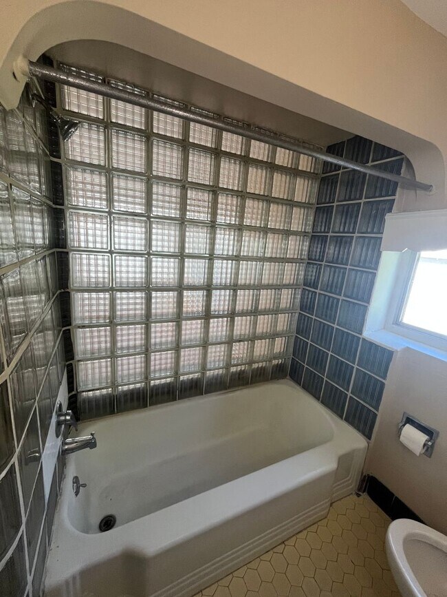 Building Photo - Comfortable 2-Bedroom Single-Family Home with Washer/Dryer Hookups