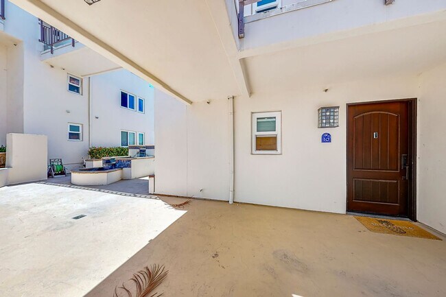 Building Photo - Stunning Condo with Downtown Views – Prime San Diego Location!