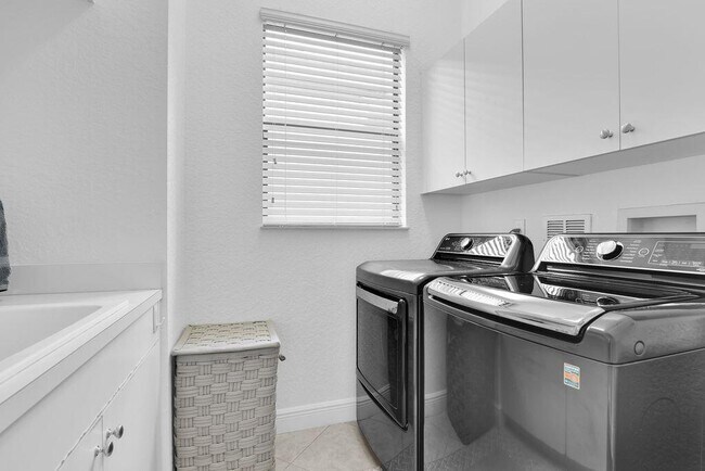 Building Photo - 10703 Versailles Blvd