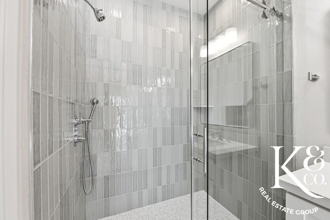 Building Photo - Relaxed Living in Oak Park with All the Up...