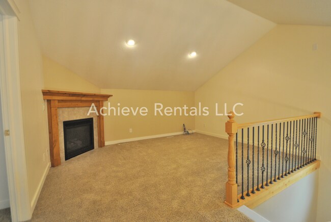 Building Photo - Charming End-Unit Townhome | Prime Location Near Parks, Shops & Dining