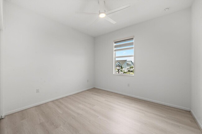 Building Photo - 4440 Longwood Lake Sq