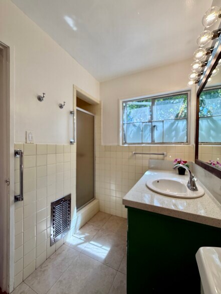 Building Photo - 5183 Village Grn
