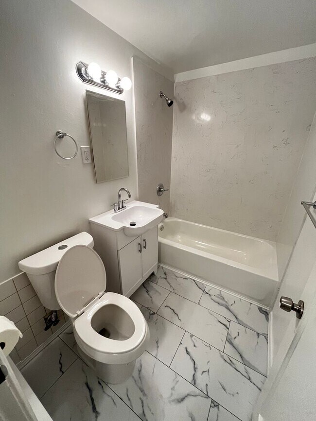 Building Photo - Fully Renovated 2 BD and 1 BA w/ detached ...