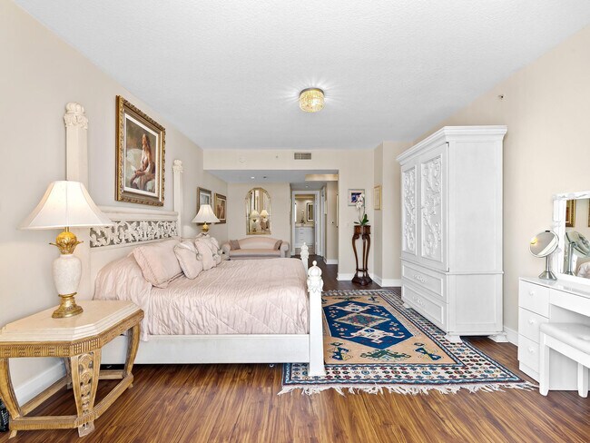 Building Photo - 715 Bayshore Dr