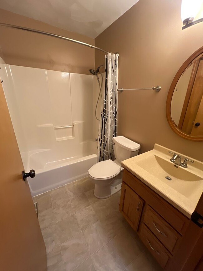 Building Photo - TWIN LAKES! MOVE IN READY 3 BEDROOM!