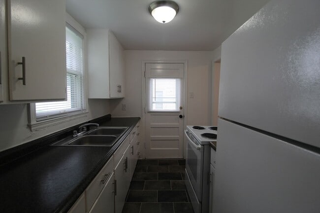 Building Photo - 2 Bedroom Duplex in North Kansas City