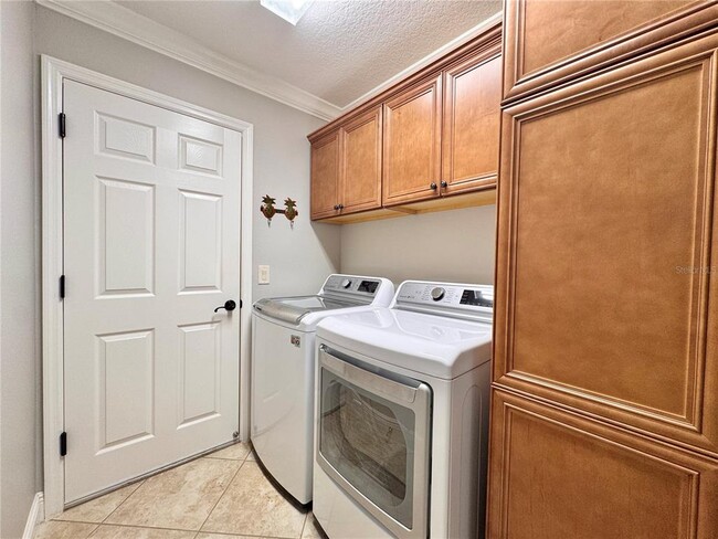 Building Photo - 4167 Victory Dr