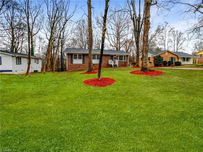Building Photo - Room in House on Foxcroft Dr