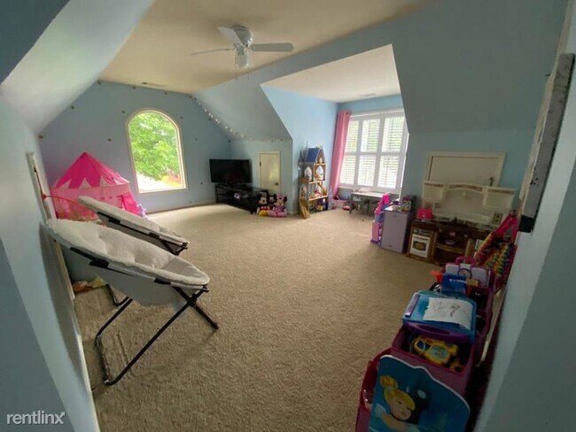 Building Photo - 6 br, 4.5 bath House - 4067 Andover Circle...