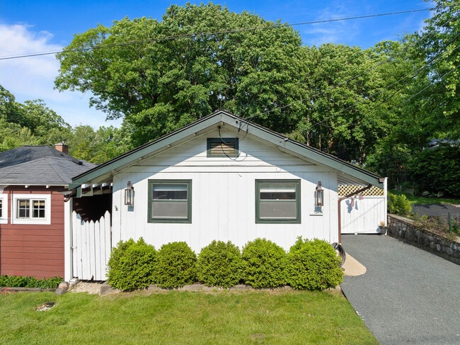 Building Photo - 163 N Lakeshore Dr
