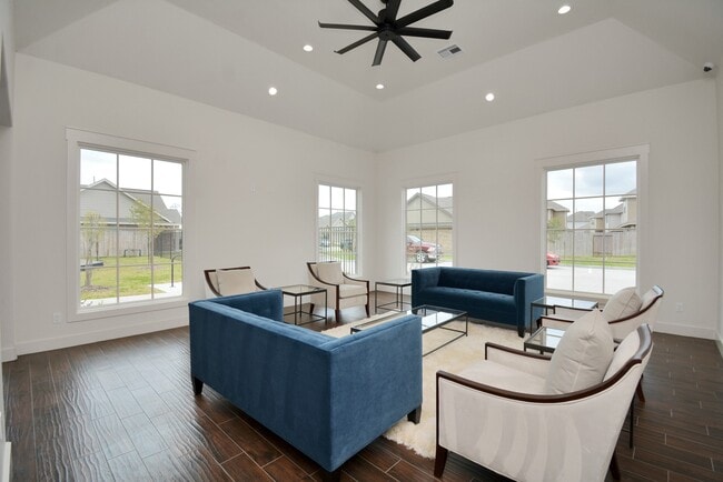 Building Photo - 15878 Mountlong Dr