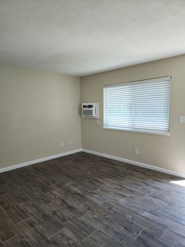 Building Photo - Recently Updated -  2 Bedroom 1 Bathroom O...