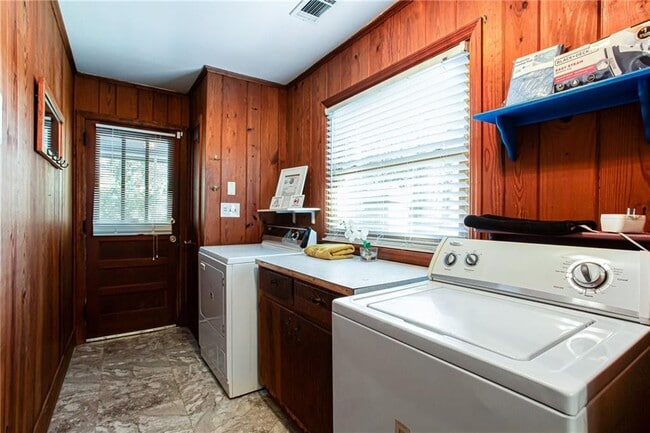 Building Photo - 4061 Lower Roswell Rd