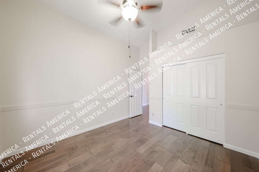 Building Photo - 1635 W Wisteria Dr
