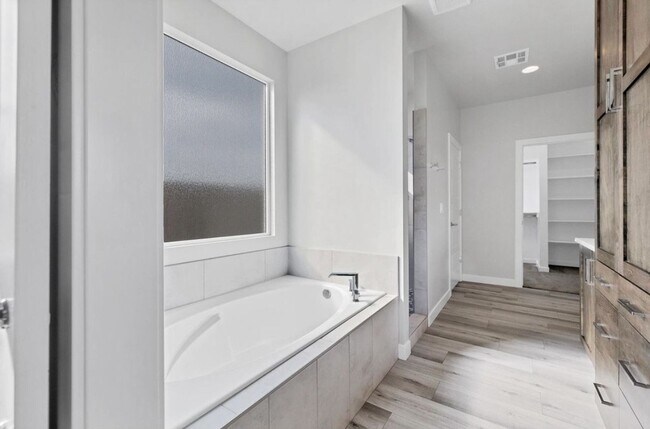 Building Photo - 2579 S Wilson Dr