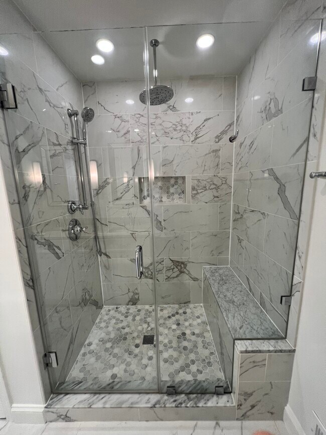 Master bathroom - 1721 Kingsgate Ct