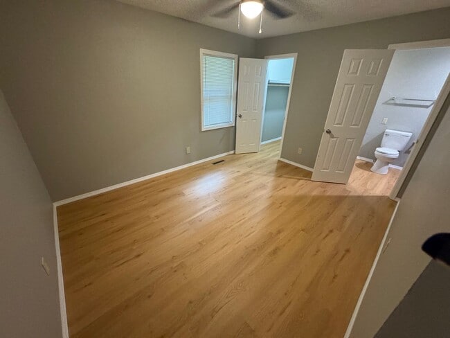 Building Photo - 3 bedroom 2 bathroom updated home in Sprin...