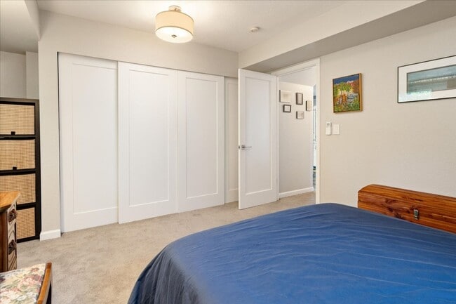 Building Photo - 2Bd/1.25Ba Seattle Townhouse